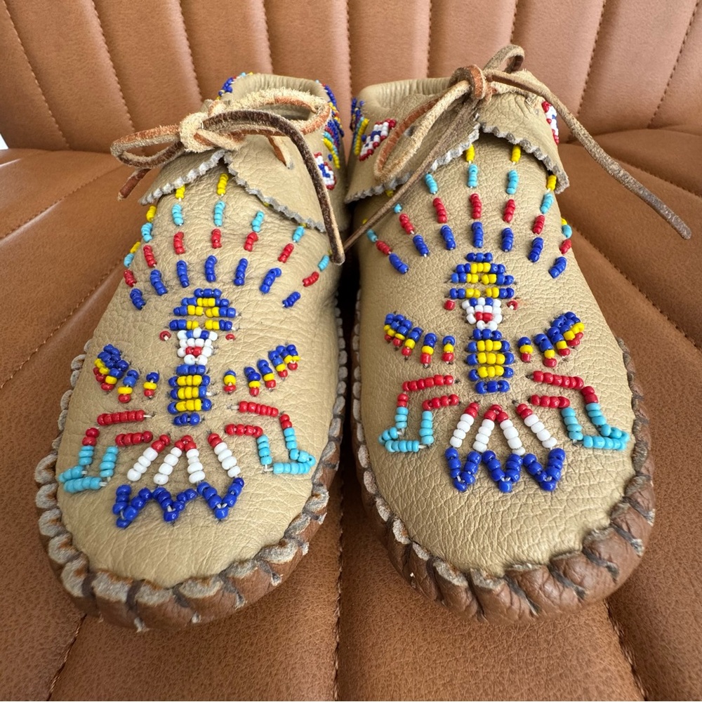 Vintage 70s 80s Taos Ivory Tan Hand-beaded ThunderBird Beadwork Moccasins